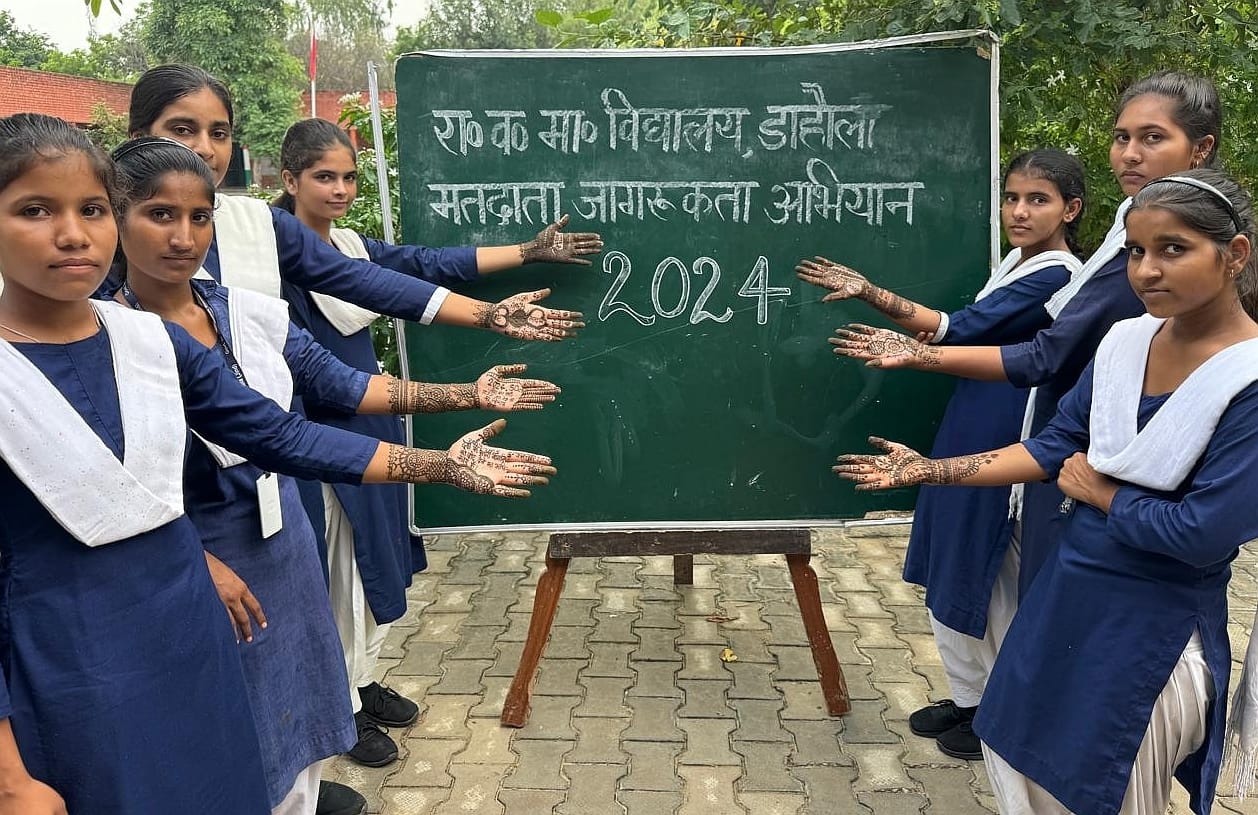 20जेएनडी22: डाहौला गांव के राजकीय स्कूल में मेहंदी लगाकर मतदान के प्रति जागरूक करती छात्राएं। स 20जेएनडी22: डाहौला गांव के राजकीय स्कूल में मेहंदी लगाकर मतदान के प्रति जागरूक करती छात्राएं। स