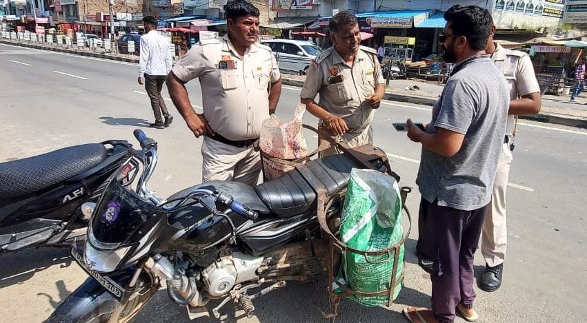 20जेएनडी23-बिना हेलमेट लगाए बाइक सवार का चालान करती यातायात पुलिस। संवाद