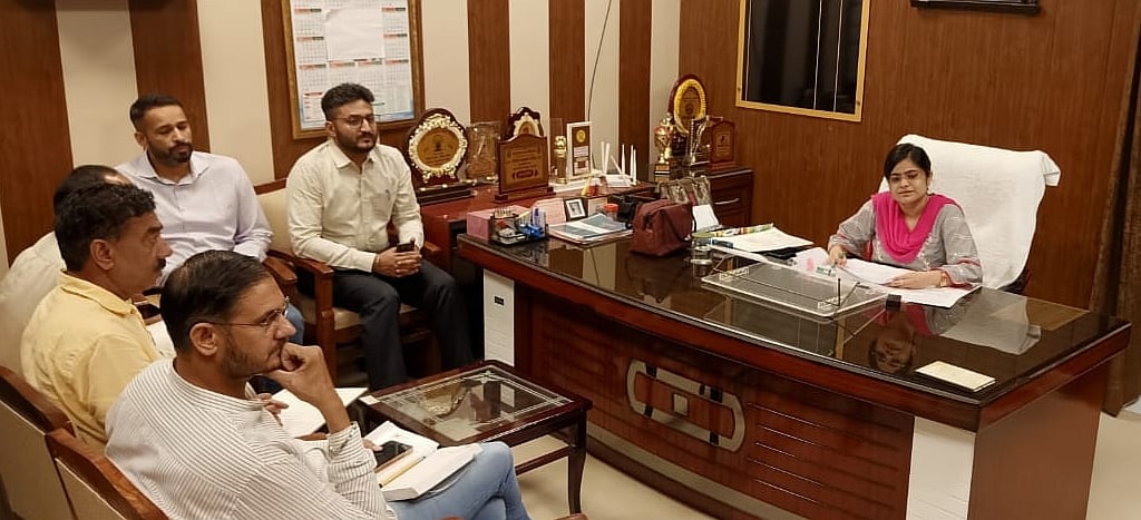 20जेएनडी30: फसल अवशेष प्रबंधन को लेकर कृषि विभाग के अधिकारियों की मीटिंग लेते हुए एसडीएम डॉ. कि