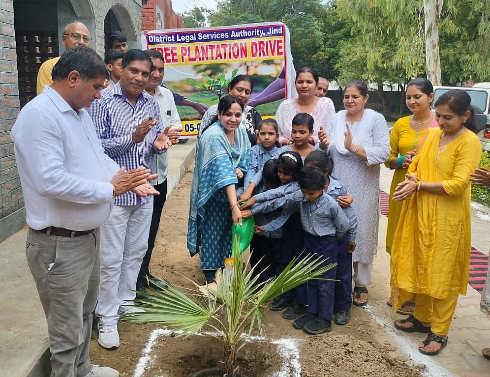 21जेएनडी07: बच्चों के साथ पौधरोपण करती सीजेएम मोनिका। स्रोत प्रशासन 21जेएनडी07: बच्चों के साथ पौधरोपण करती सीजेएम मोनिका। स्रोत प्रशासन