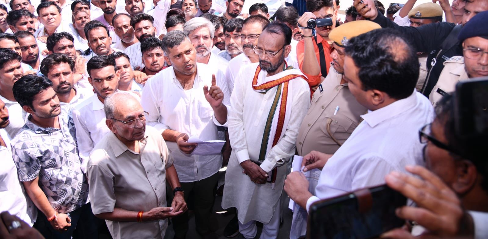 बूंदी में कांग्रेस का जंगी प्रदर्शन, पुलिस ने रोका तो पूर्वमंत्री चांदना कार्यकर्ताओं के साथ कल