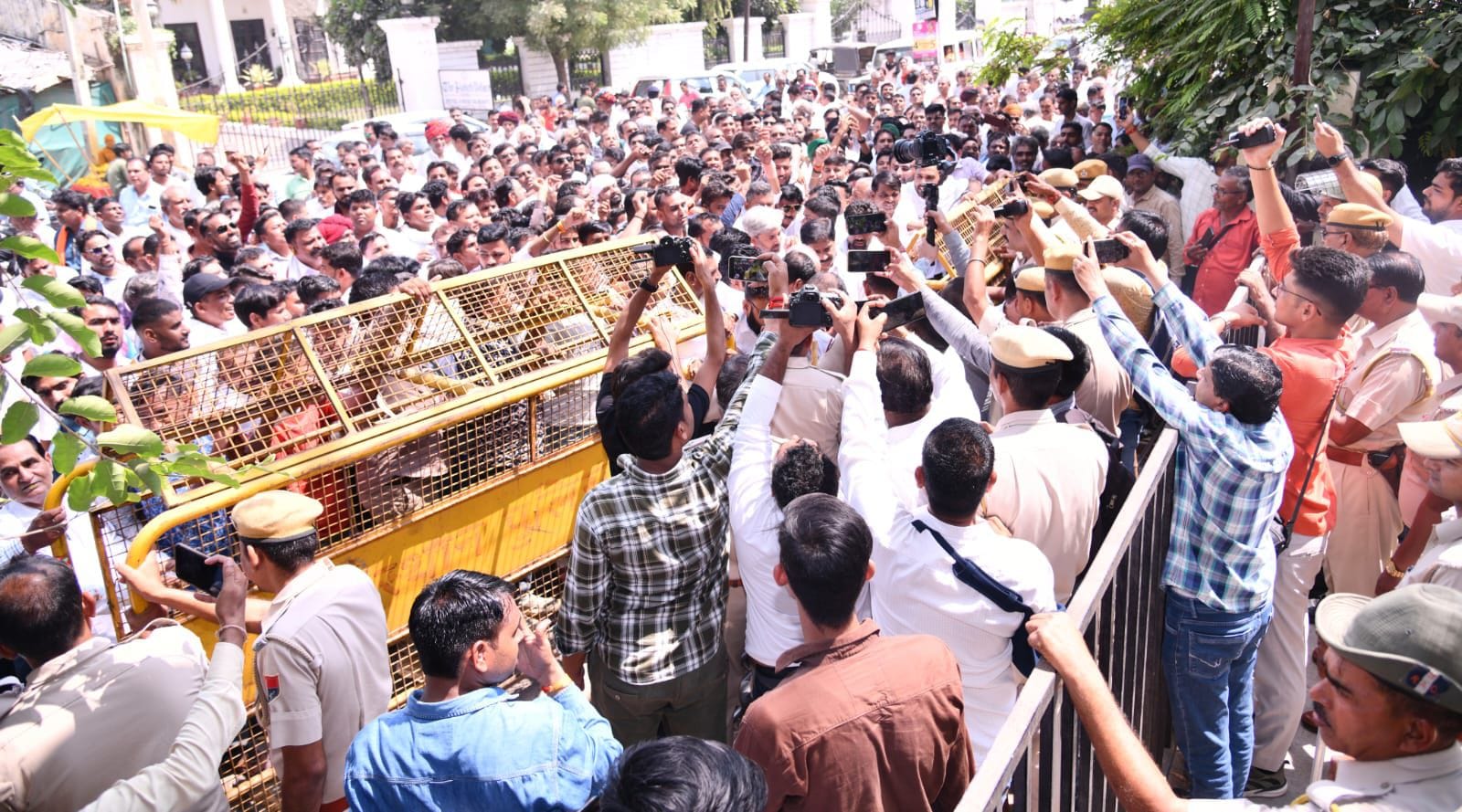 बूंदी में कांग्रेस का जंगी प्रदर्शन, पुलिस ने रोका तो पूर्वमंत्री चांदना कार्यकर्ताओं के साथ कल