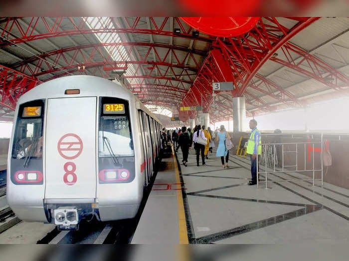 े-फोटो 55 : मुंडका केे पास टूटी सड़क।