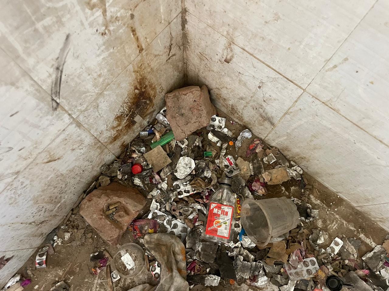  गांव शेरपुरा के स्टेडियम में चिट्टे का नशा करता युवक।