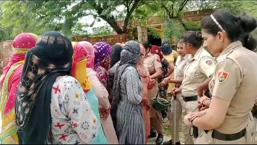 हांसी महिलाओं को रोकती हुई महिला पुलिसकर्मी। जागरूक पाठकFile Name : 20hns_9_20092024_129.jpgOri