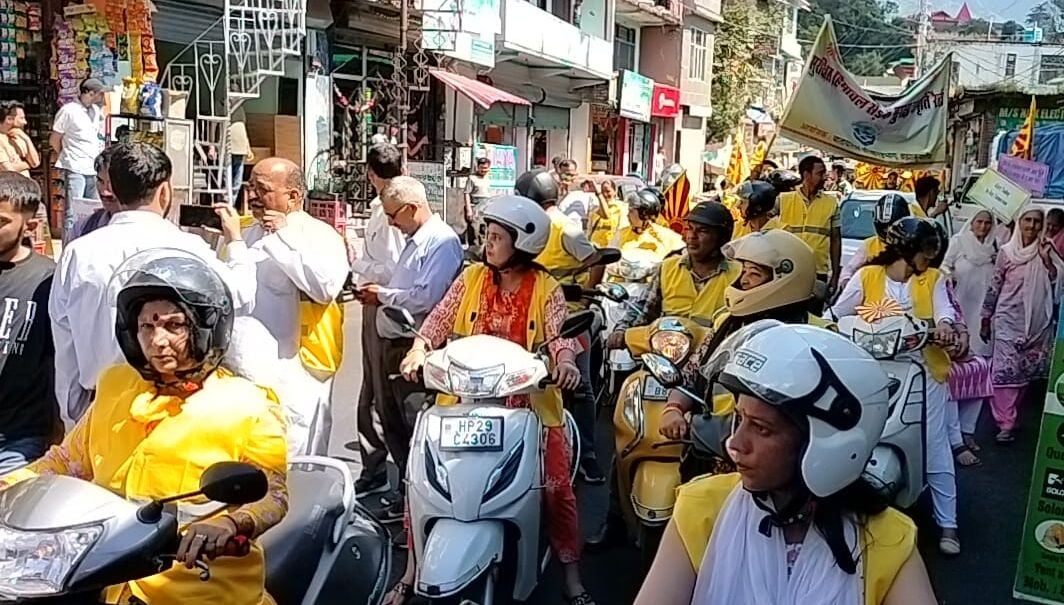 जोगिंद्रनगर बाजार में वाहन चालकों को यातायात नियमों का पालन करवाने के लिए व्यक्ति ने धारण किया जोगिंद्रनगर बाजार में वाहन चालकों को यातायात नियमों का पालन करवाने के लिए व्यक्ति ने धारण किया