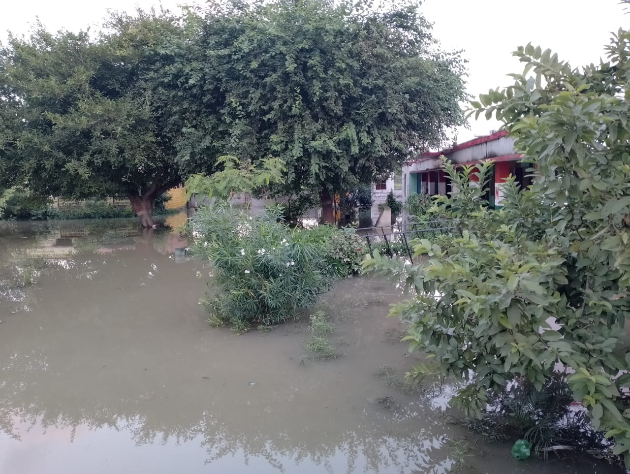 जलालाबाद के गांव उइला में गिरी झोपड़ी। संवाद जलालाबाद के गांव उइला में गिरी झोपड़ी। संवाद