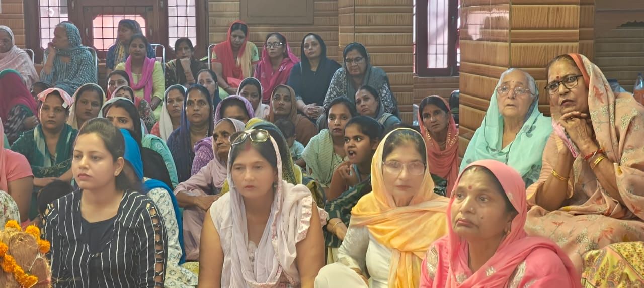 कथा सुनाते हुए कथावाचक राजेश्वरानंद महाराज।