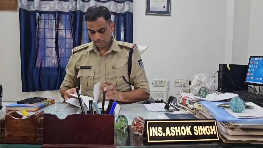 तीन तलाक मामले की जानकारी देते कोतवाली टीआई अशोक सिंह