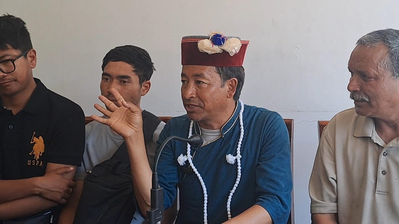मंडी पहुंचे पर्यावरणविद सोनम वांगचुक से मिलते साइकलिस्ट जसप्रित पॉल। स्त्रोत- स्वयं