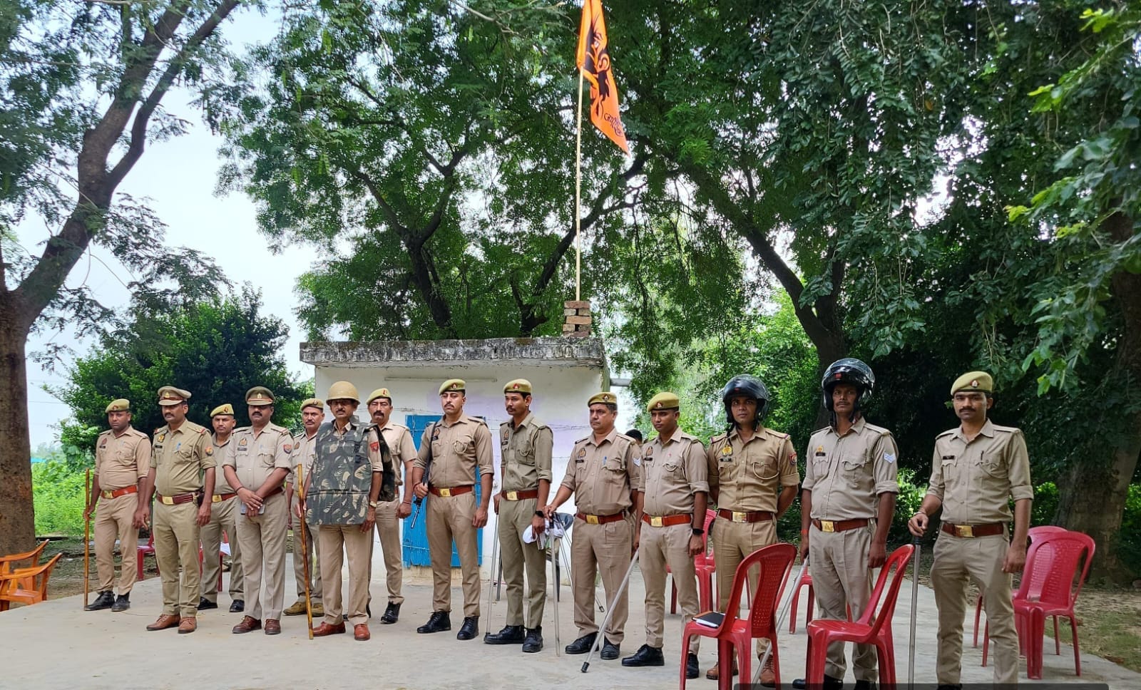 शाहजहांपुर में एसपी राजेश एस. को ज्ञापन देते ईदगाह कमेटी के पदाधिकारी। स्रोत: स्वयं