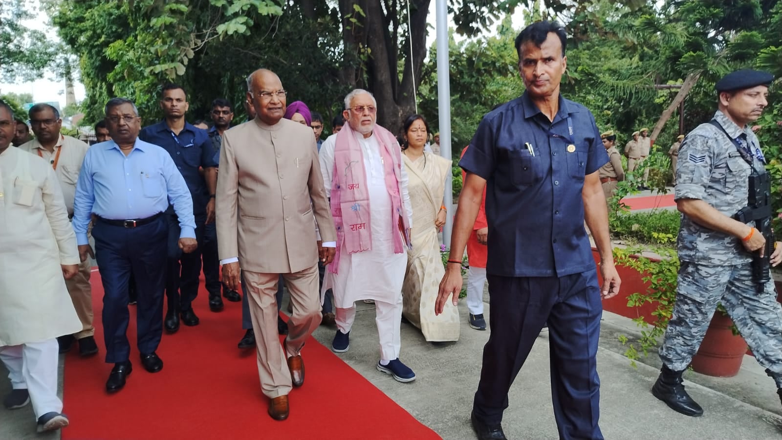 शाहजहांपुर में श्रीरामचंद्र मिशन में लोगों से मिलते पूर्व राष्ट्रपति। स्रोत: प्रशासन शाहजहांपुर में श्रीरामचंद्र मिशन में लोगों से मिलते पूर्व राष्ट्रपति। स्रोत: प्रशासन
