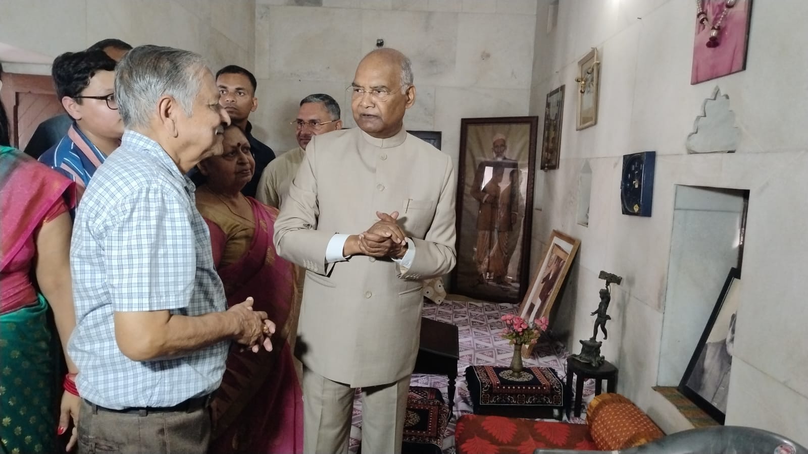 शाहजहांपुर में श्रीरामचंद्र मिशन में लोगों से मिलते पूर्व राष्ट्रपति। स्रोत: प्रशासन शाहजहांपुर में श्रीरामचंद्र मिशन में लोगों से मिलते पूर्व राष्ट्रपति। स्रोत: प्रशासन