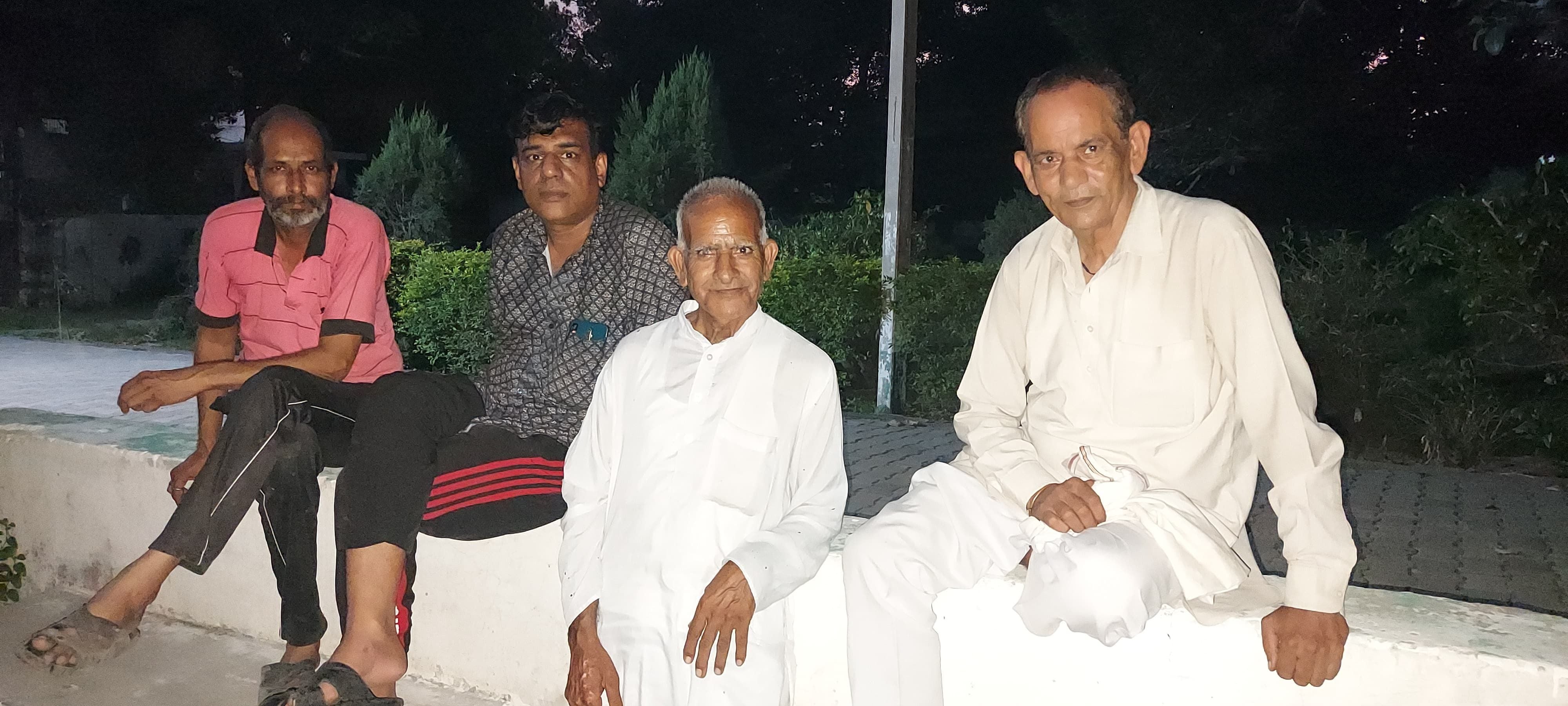  शाम को सैर के निकलने लोग पार्क में बैठकर चुनाव पर चर्चा करते हुए। संवाद