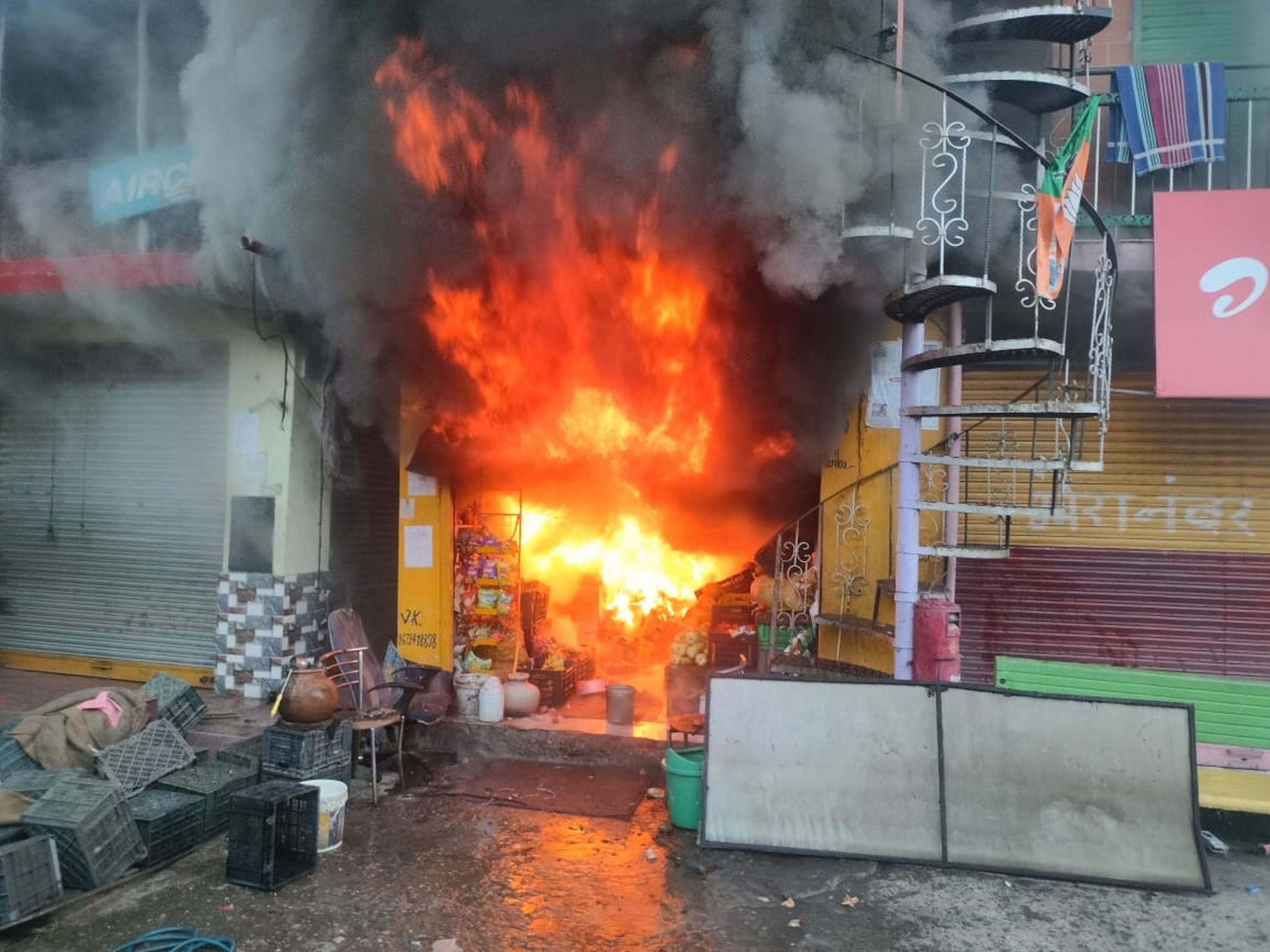 धर्मपुर के जोह बाजार में जल कर राख हुई दुकान। संवाद