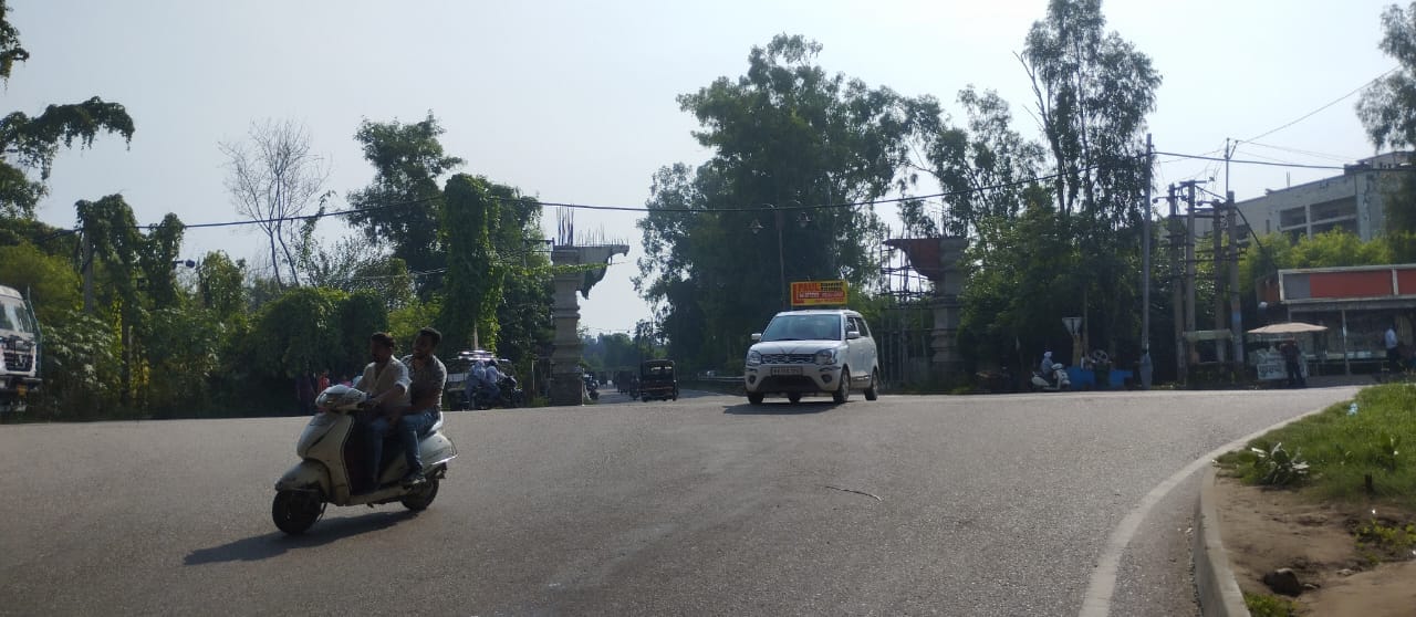 अंबाला सिटी कालका चौक पर तैनात पुलिस मुलाजिम अंबाला सिटी कालका चौक पर तैनात पुलिस मुलाजिम