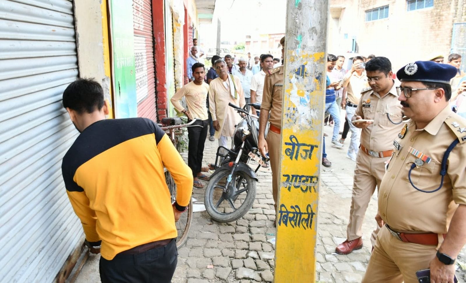 बिसौली में दुकान पर जांच करते एसएसपी। स्रोत-पुलिस बिसौली में दुकान पर जांच करते एसएसपी। स्रोत-पुलिस