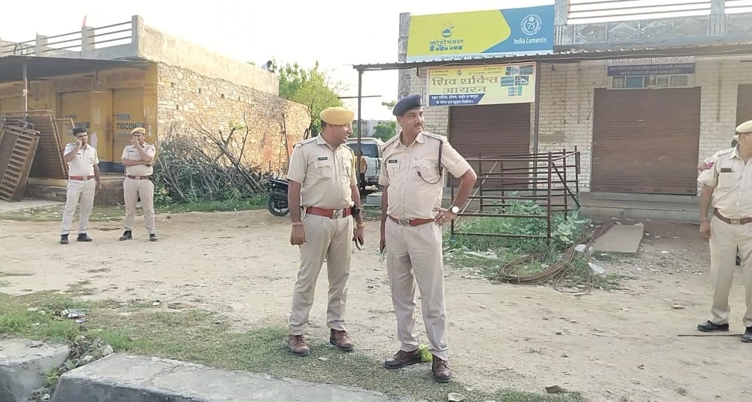 घटनास्थल पर पड़ी आरोपियों की बोलरो व मौके पर तैनात पुलिस घटनास्थल पर पड़ी आरोपियों की बोलरो व मौके पर तैनात पुलिस