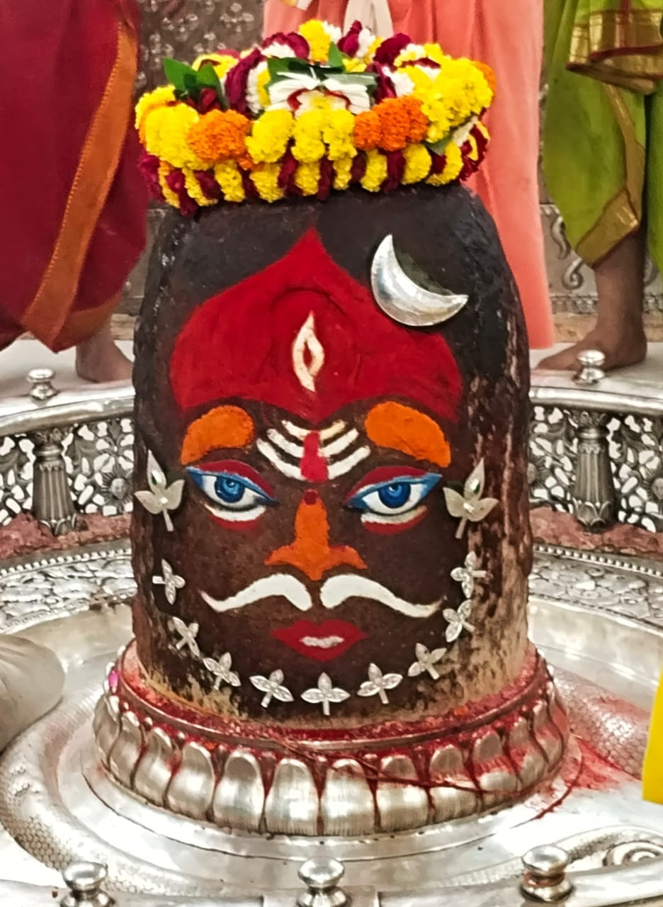 कुमकुम से श्रृंगार श्री राम की पगड़ी पहनकर सजे बाबा महाकाल कुमकुम से श्रृंगार श्री राम की पगड़ी पहनकर सजे बाबा महाकाल