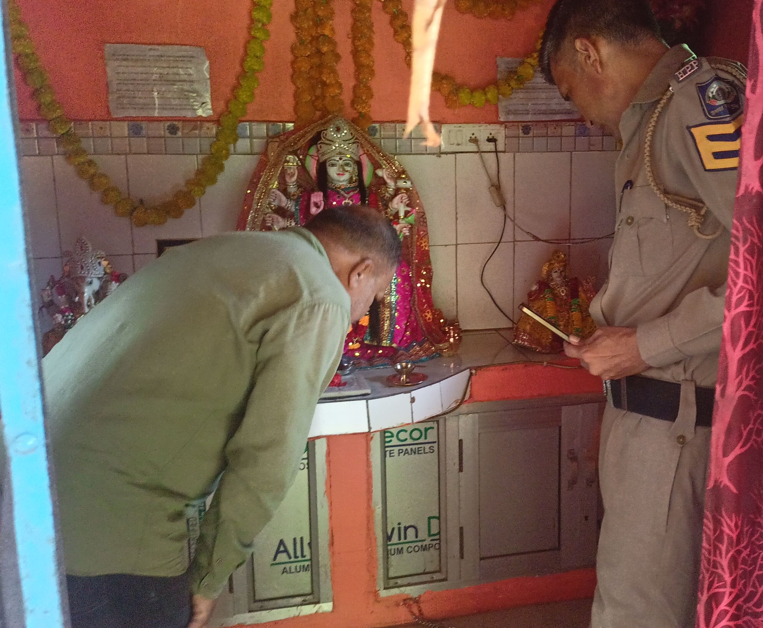 लडभड़ोल स्थित रथैर दुर्गा माता मंदिर के समीप तोड़ा गया दानपात्र। संवाद लडभड़ोल स्थित रथैर दुर्गा माता मंदिर के समीप तोड़ा गया दानपात्र। संवाद