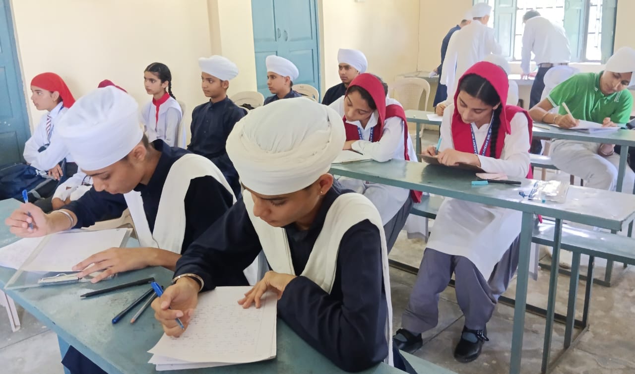 पीलीभीत के एसएन इंटर कॉलेज में आयोजित जनपद स्तरीय पंजाबी छात्र प्रतियोगिता में भाषण प्रतियोगिता