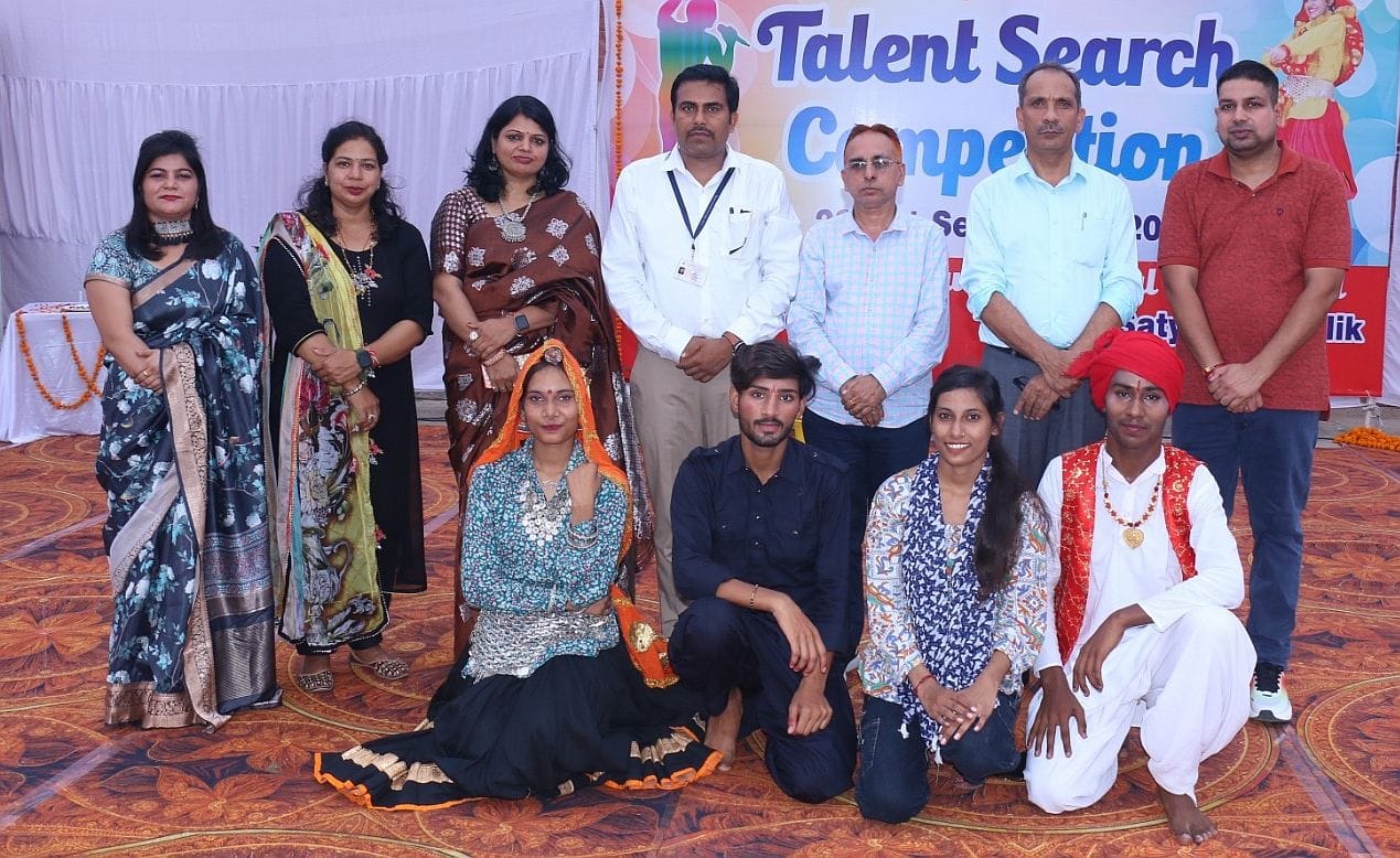 राजकीय पीजी कॉलेज में आयोजित प्रतिभा खोज प्रतियोगिता में प्रस्तुति देते कलाकार। संवाद