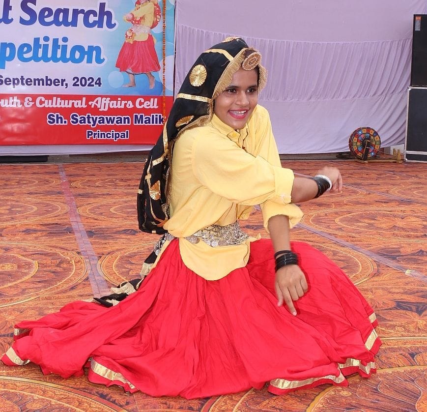 राजकीय पीजी कॉलेज में आयोजित प्रतिभा खोज प्रतियोगिता में प्रस्तुति देते कलाकार। संवाद