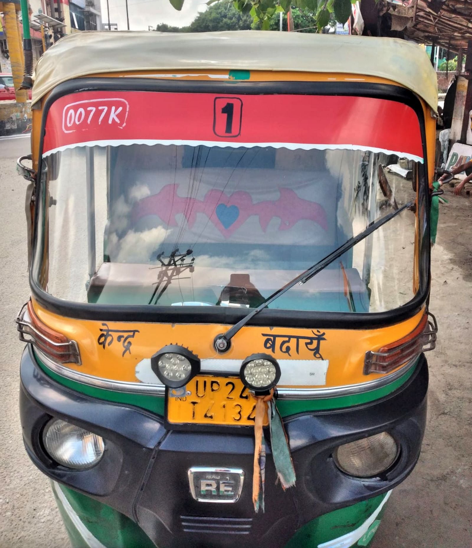 टेंपो पर केंद्र व नंबर लिखवाती यातायात पुलिस।स्रोत-यातायात पुलिस टेंपो पर केंद्र व नंबर लिखवाती यातायात पुलिस।स्रोत-यातायात पुलिस