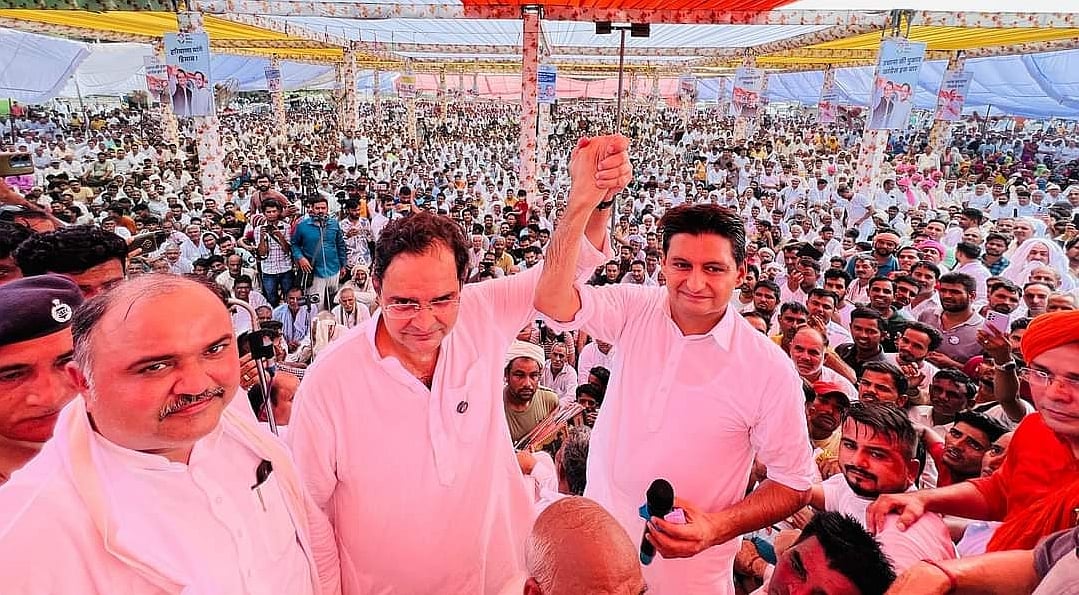 22जेएनडी21: छात्तर गांव में जनसभा में सांसद दीपेंद्र हुड्डा के साथ कांग्रेस प्रत्याशी बृजेंद्र 
