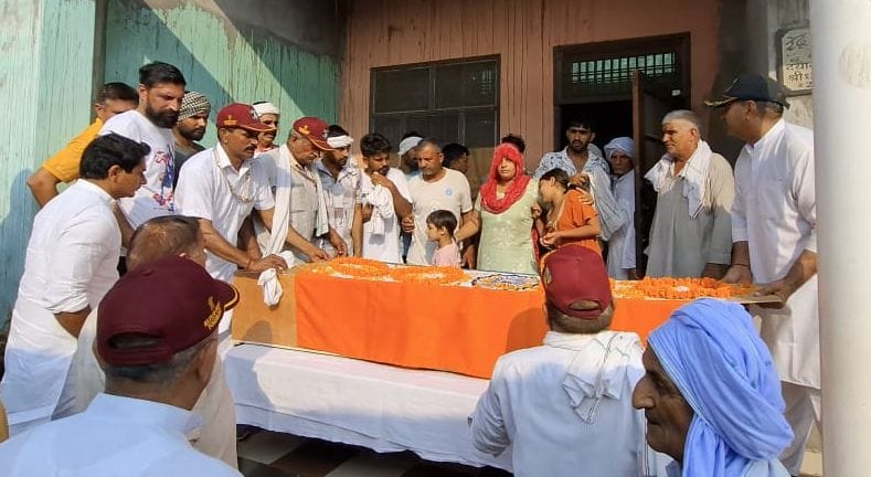 22जेएनडी25 : बलिदानी दयानंद का फोटो।