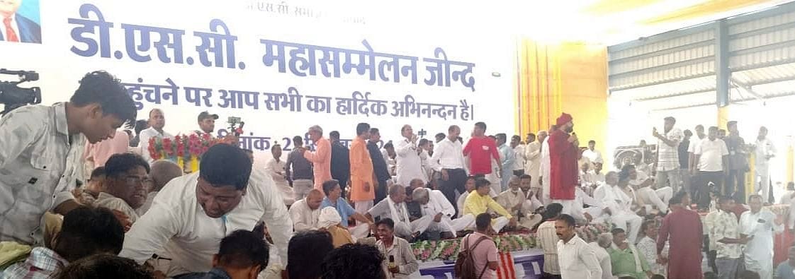22जेएनडी28-नई अनाज मंडी में हुए महासम्मेलन में मंच पर मौजूद वंचित अनुसूचित जाति वर्ग के लोग। सं 22जेएनडी28-नई अनाज मंडी में हुए महासम्मेलन में मंच पर मौजूद वंचित अनुसूचित जाति वर्ग के लोग। सं