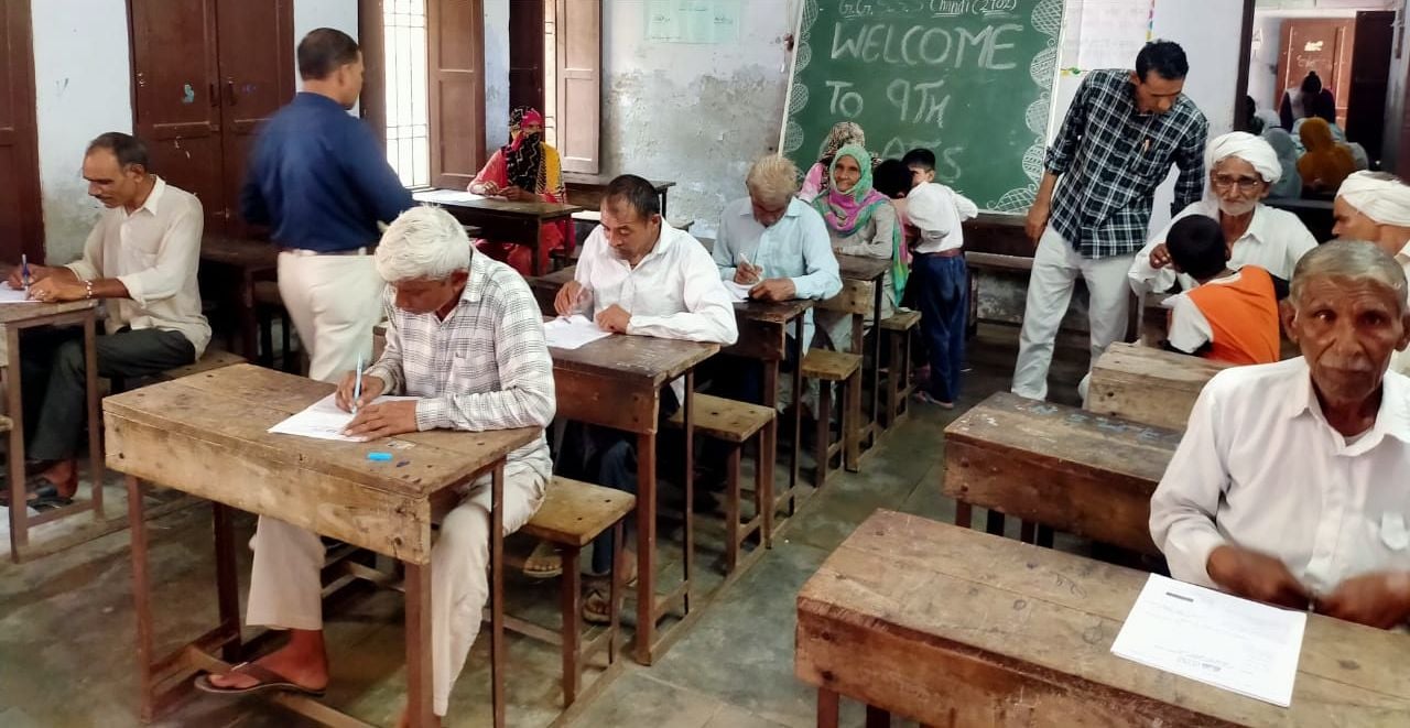 22सीटीके36..कारोठ स्कूल में परीक्षा देती महिलाएं। संवाद 22सीटीके36..कारोठ स्कूल में परीक्षा देती महिलाएं। संवाद