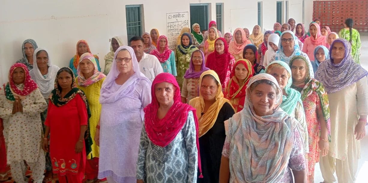22सीटीके36..कारोठ स्कूल में परीक्षा देती महिलाएं। संवाद 22सीटीके36..कारोठ स्कूल में परीक्षा देती महिलाएं। संवाद