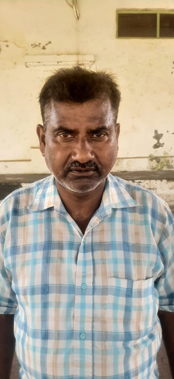 अंबाला छावनी के इंदिरा पार्क में टूटे पडे़ बैंच