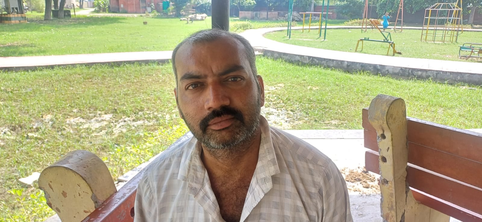 अंबाला छावनी के इंदिरा पार्क में टूटे पडे़ बैंच