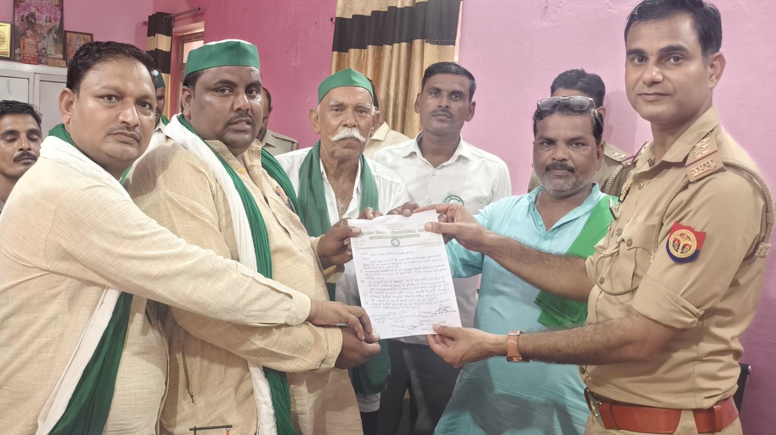 बिसौली कोतवाली में धरना देते भाकियू के कार्यकर्ता। संवाद बिसौली कोतवाली में धरना देते भाकियू के कार्यकर्ता। संवाद