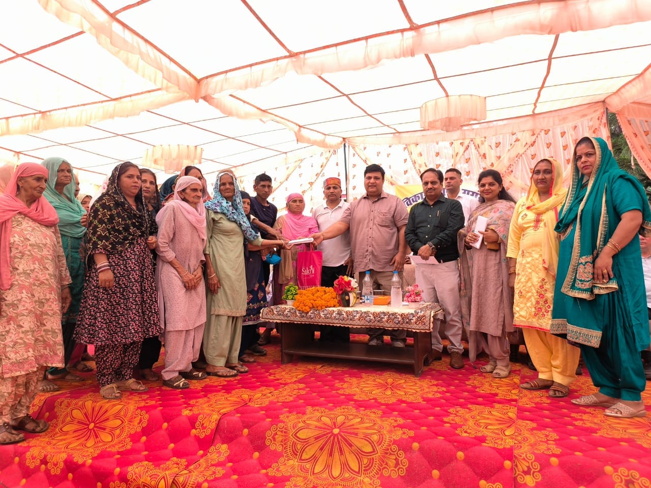 गगरेट में विधायक राकेश कालिया से मिलते पंचायत सचिव संघ के सदस्य। संवाद गगरेट में विधायक राकेश कालिया से मिलते पंचायत सचिव संघ के सदस्य। संवाद