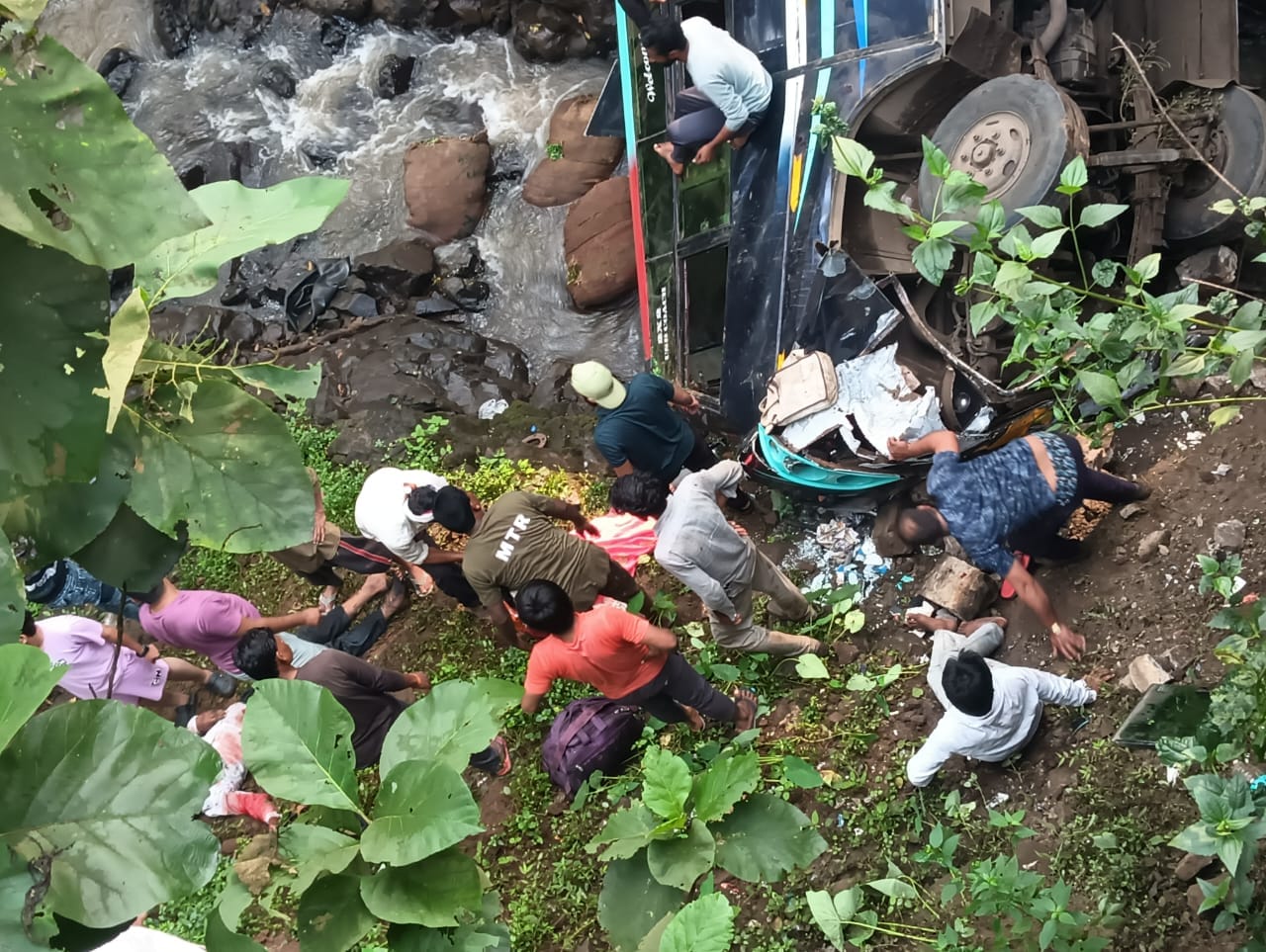 गहरी खाई में गिरी यात्रियों से खचाखच भरी बस