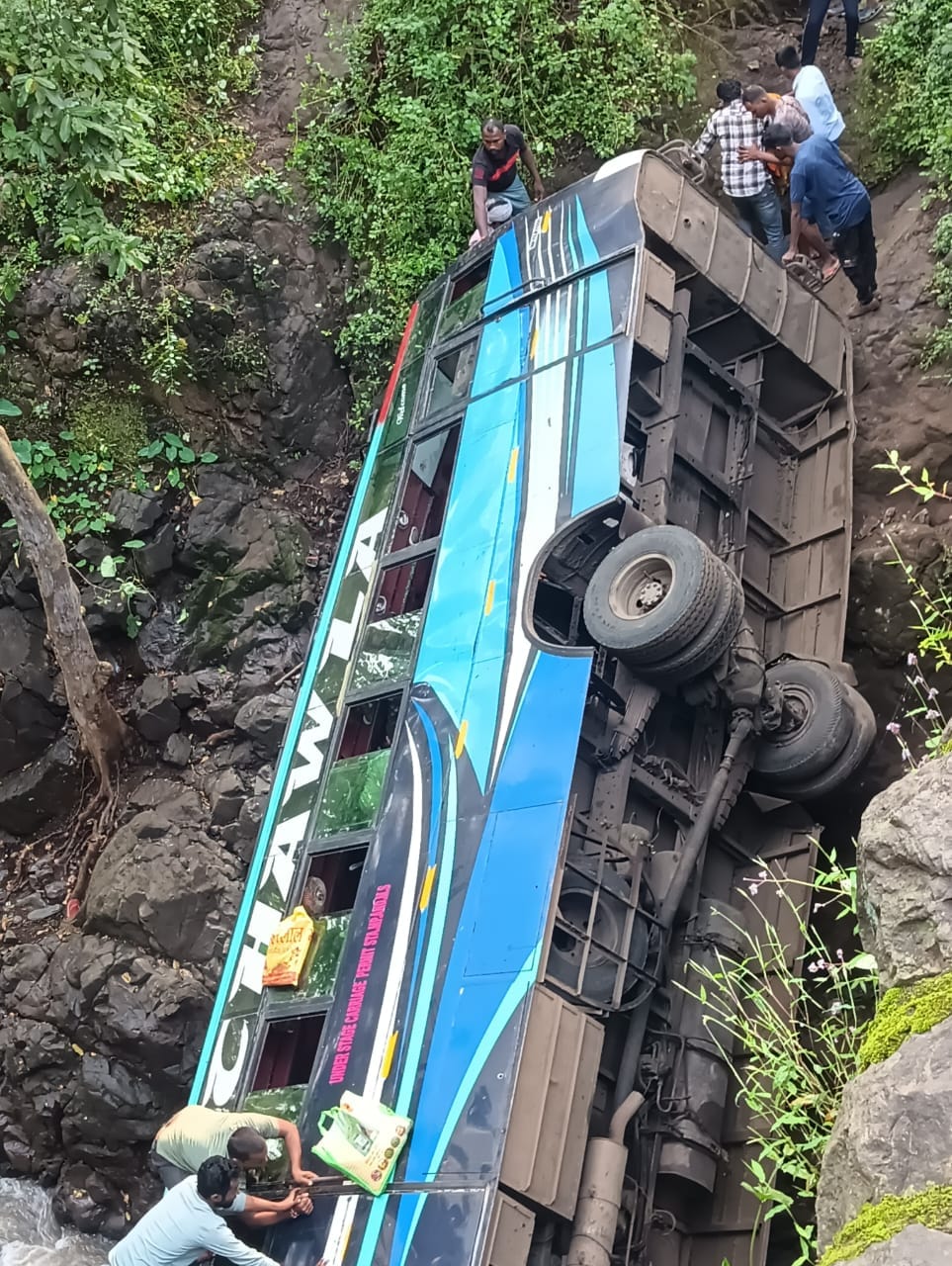 गहरी खाई में गिरी यात्रियों से खचाखच भरी बस