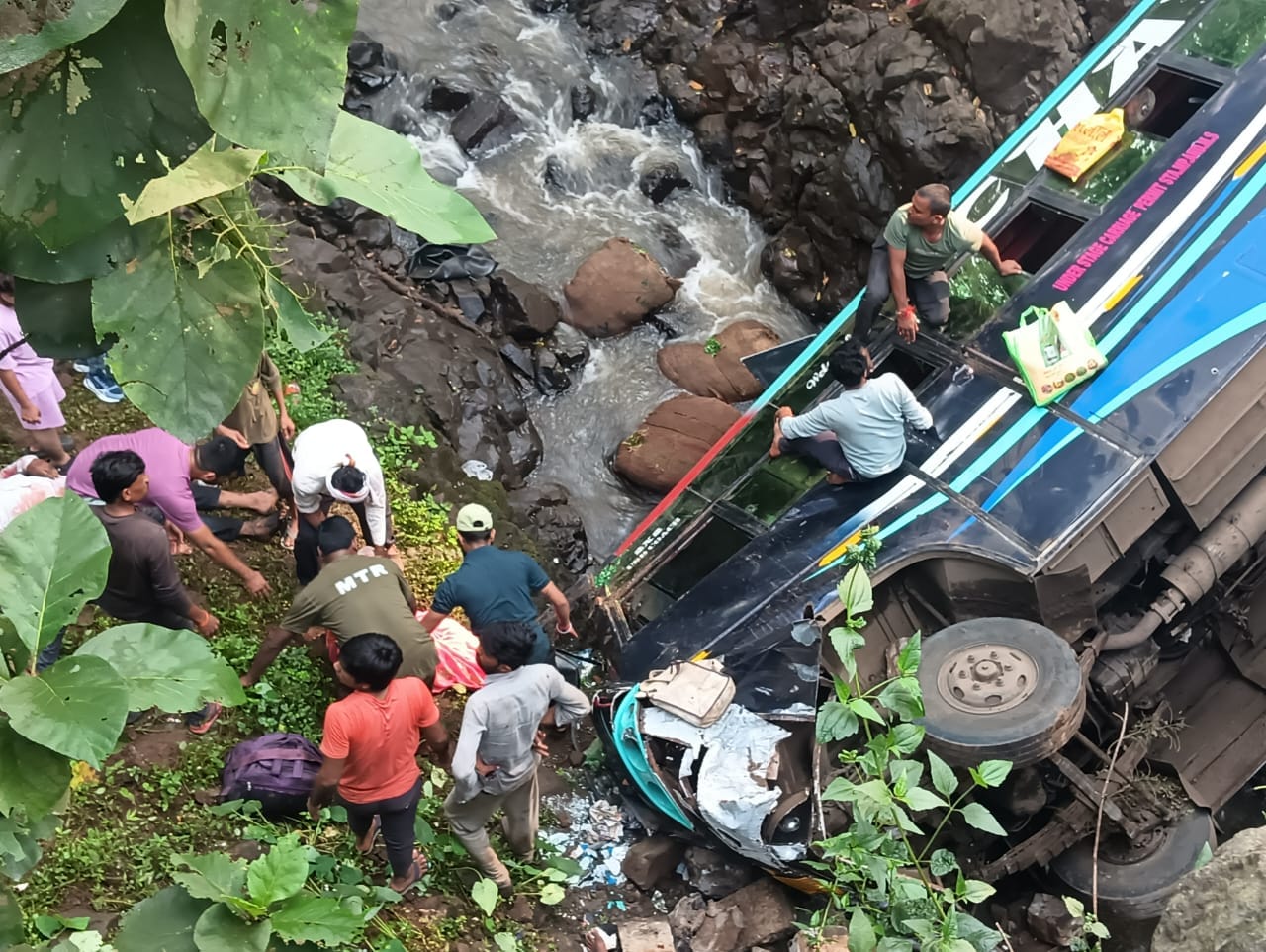 गहरी खाई में गिरी यात्रियों से खचाखच भरी बस