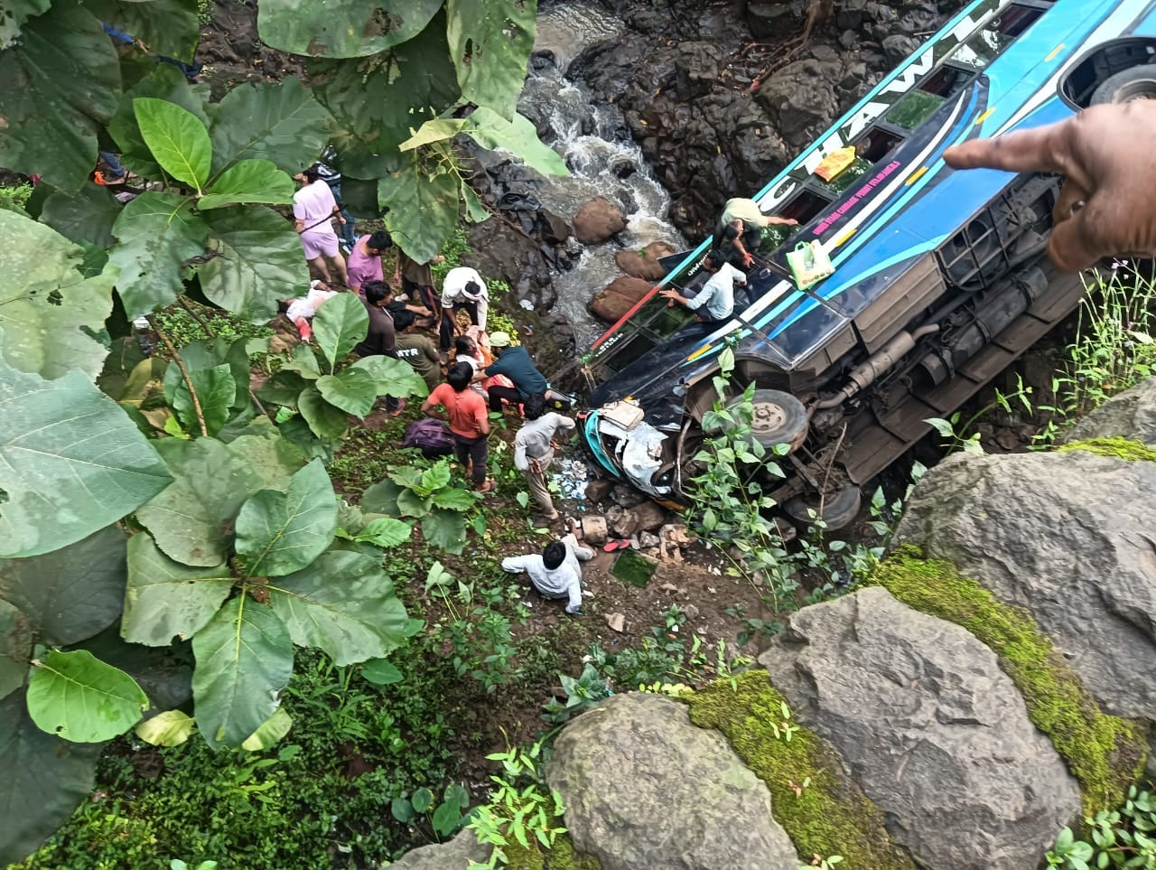 गहरी खाई में गिरी यात्रियों से खचाखच भरी बस