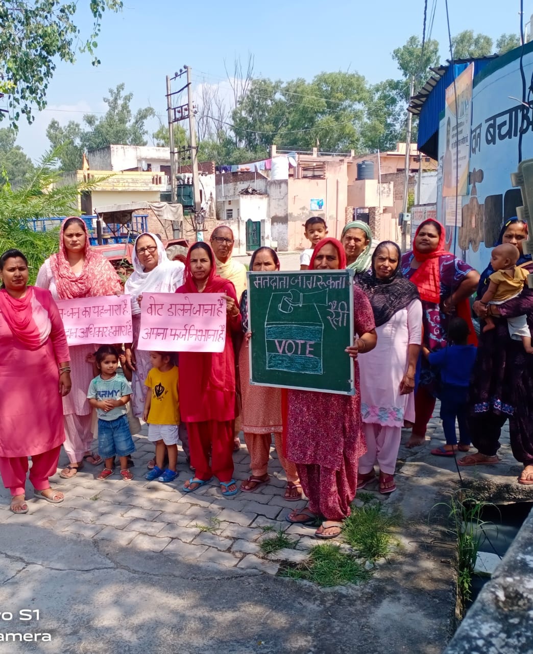 मतदान जागरूकता को लेकर मोटा माजरा में रैली निकालते हुए। मतदान जागरूकता को लेकर मोटा माजरा में रैली निकालते हुए।