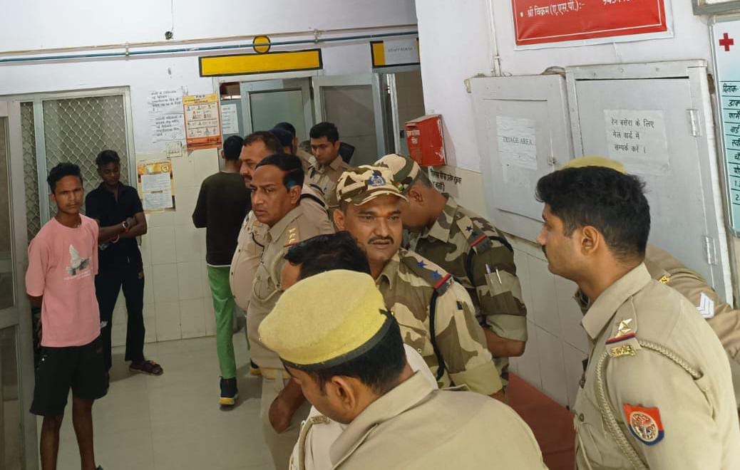 पीलीभीत में जिला अस्पताल में भर्ती फायरिंग रेंज में अभ्यास के दौरान चली गोली में घायल हुआ वृद्ध पीलीभीत में जिला अस्पताल में भर्ती फायरिंग रेंज में अभ्यास के दौरान चली गोली में घायल हुआ वृद्ध