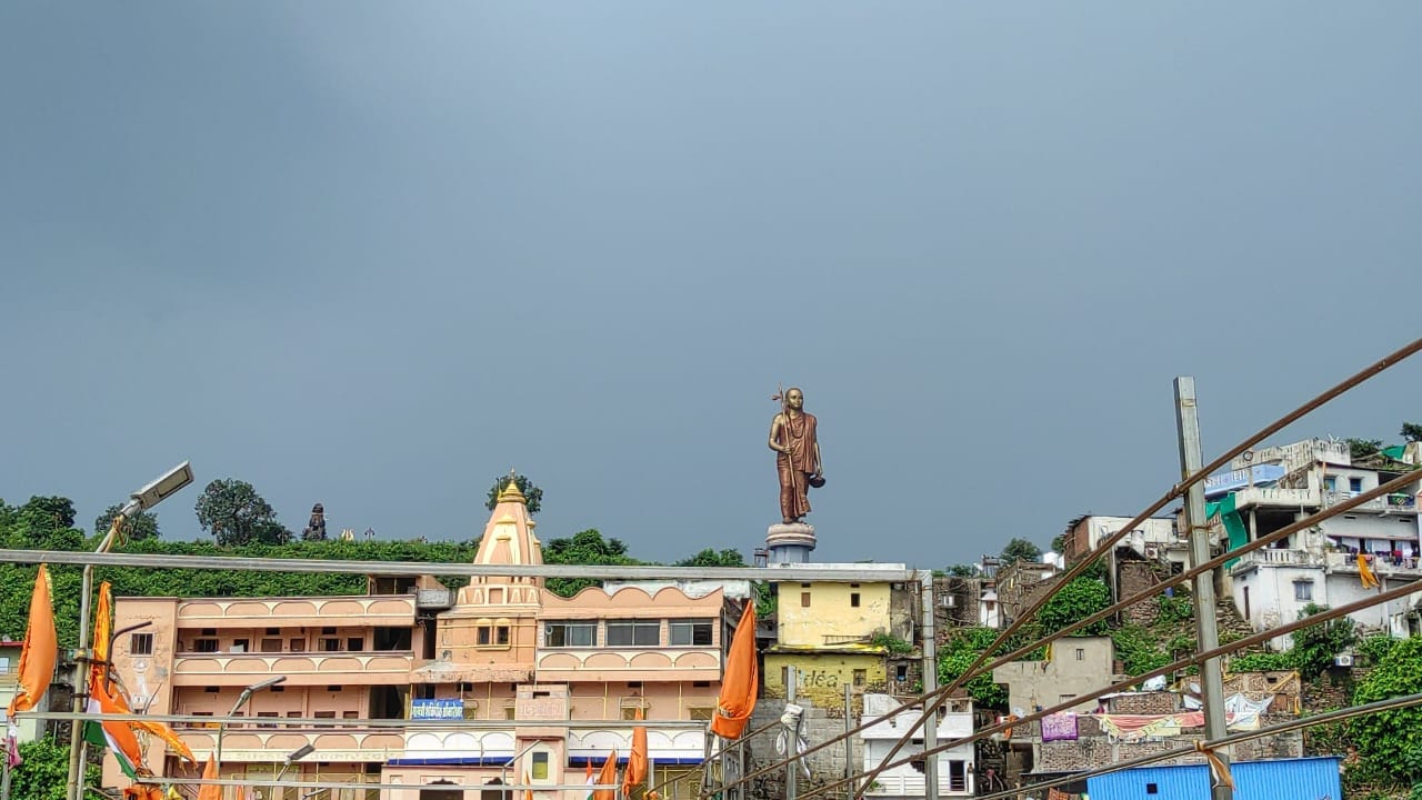 गरज चमक के साथ हुई तेज बारिश के बाद खुले ओंकारेश्वर डैम के 5 गेट