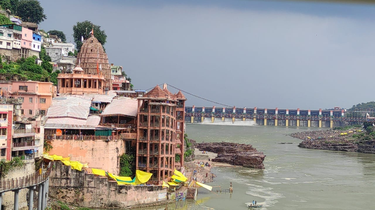 गरज चमक के साथ हुई तेज बारिश के बाद खुले ओंकारेश्वर डैम के 5 गेट