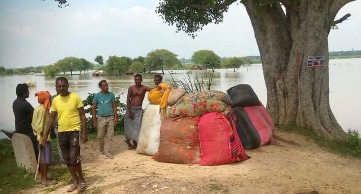 तरसौरा गांव में किसानो की डूबी झोपड़ी।    संवाद