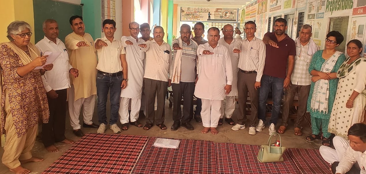 23जेएनडी12: शपथ लेते हुए हरियाणा विद्यालय अध्यापक संघ के नवनियुक्त पदाधिकारी। संवाद