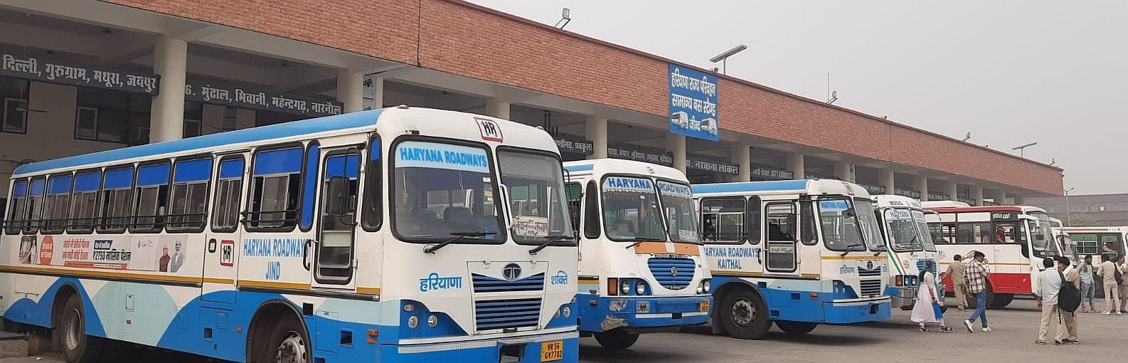 23जेएनडी14-बस अड्डे पर खड़ी रोडवेज बसें। संवाद