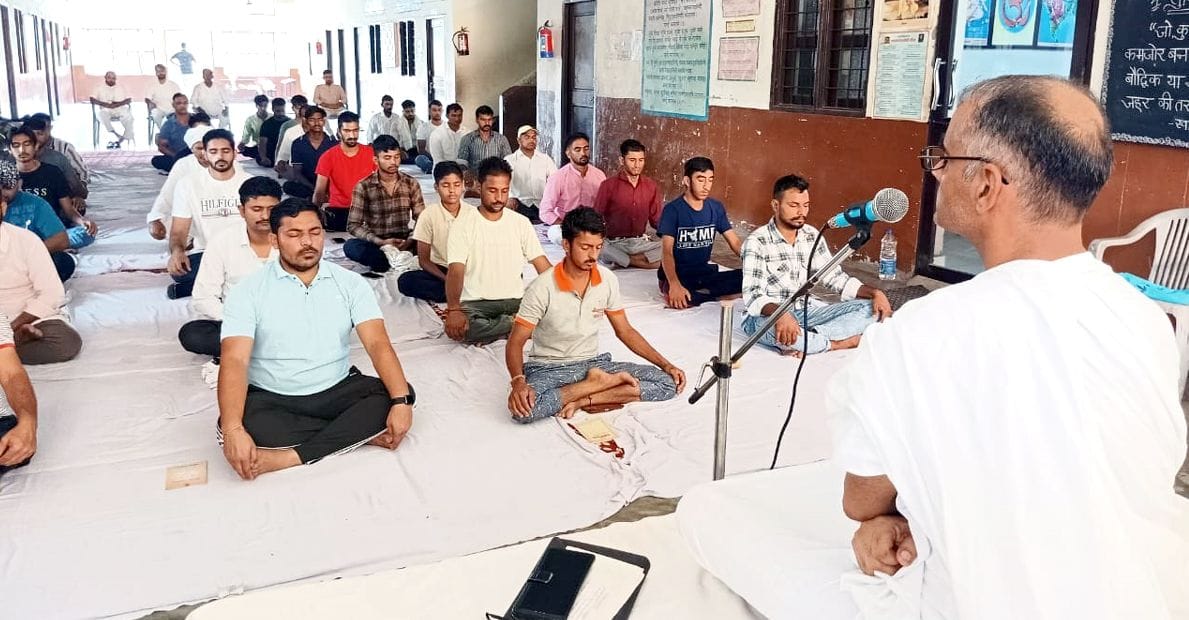 23जेएनडी16-आर्य प्रशिक्षण शिविर में युवाओं को संबोधित करते हुए आचार्य दयानंद। संवाद