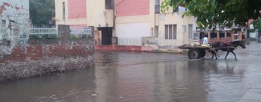 23जेएनडी17: पुरानी अनाज मंडी में भरे बारिश के पानी से गुजरती गाड़ी। संवाद 23जेएनडी17: पुरानी अनाज मंडी में भरे बारिश के पानी से गुजरती गाड़ी। संवाद
